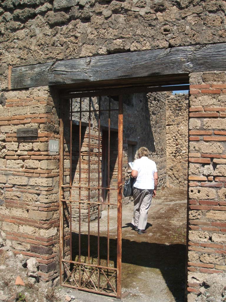 IX.5.16 Pompeii. May 2005. Entrance doorway.