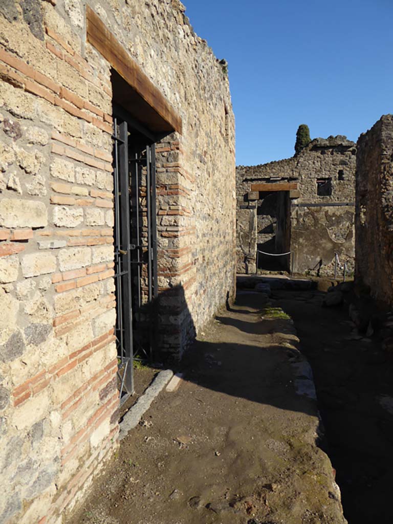IX.5.16 Pompeii. January 2017. 
Looking east from entrance doorway towards junction with Vicolo del Centenario.
Foto Annette Haug, ERC Grant 681269 DÉCOR
