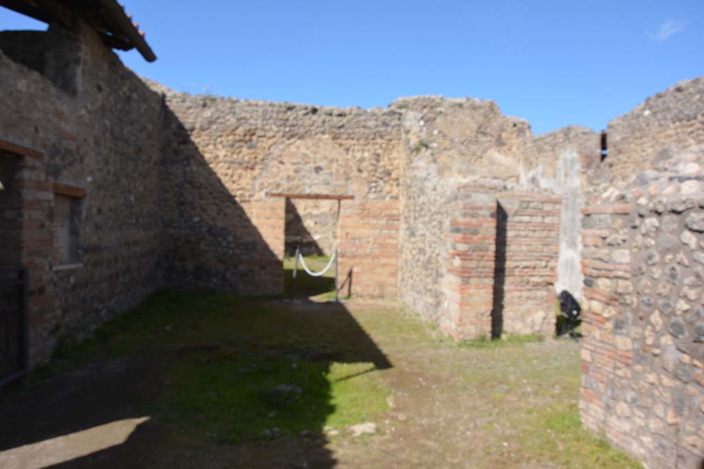 IX.5.16 Pompeii. March 2017. 
Room a’, looking north-east across atrium towards doorway into east ala, c’, (on right), with doorway in its north wall into triclinium d’.
Foto Christian Beck, ERC Grant 681269 DÉCOR.
