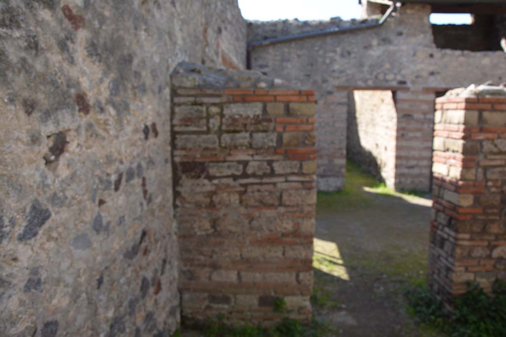 IX.5.16 Pompeii. March 2017. Room b, looking towards west wall in south-west corner, with doorway into atrium a.   
Foto Christian Beck, ERC Grant 681269 DCOR.
