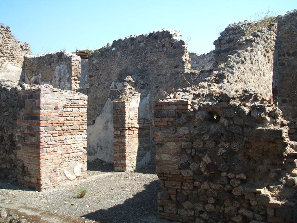 IX.5.16 Pompeii. May 2006. Looking north-east.
East side of atrium a’, with ala c’ with doorway to triclinium d’ (left of photo) with servants’ room b’ in right of photo.
