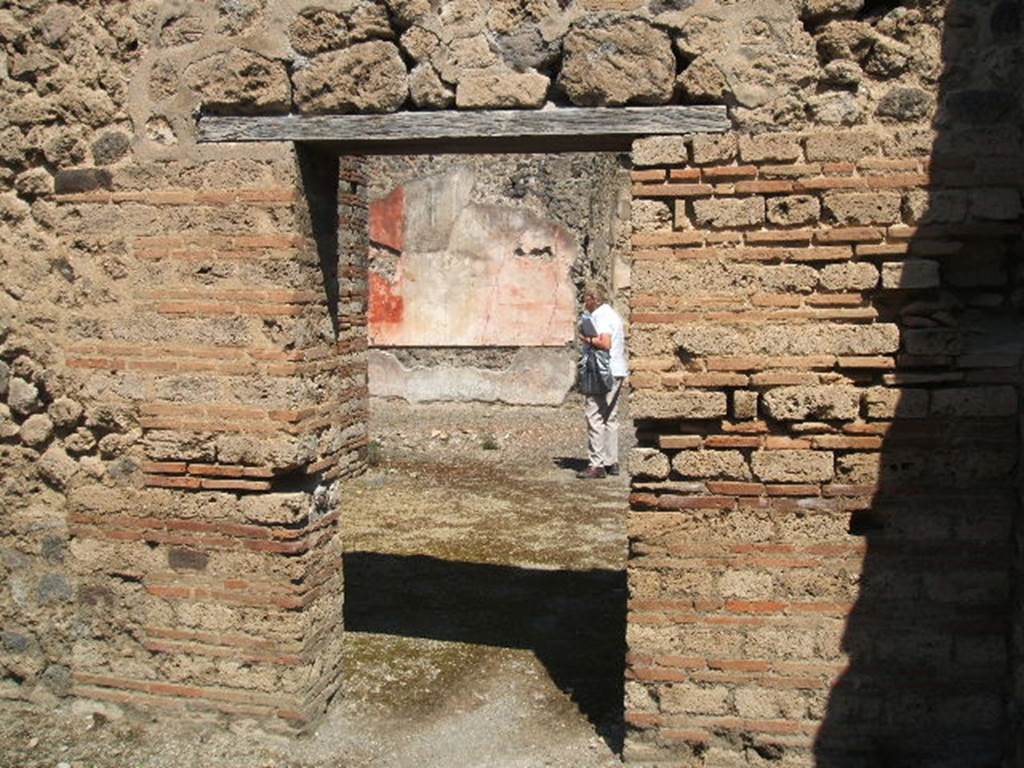 IX.5.16 Pompeii. May 2005. North wall of atrium, leading into room “i” and atrium “b” of IX.5.14.