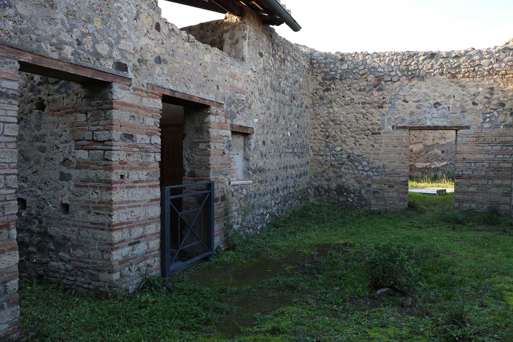 IX.5.16 Pompeii. December 2018. 
Looking north across atrium a’ from entrance doorway, on right is the doorway into the atrium “b” of IX.5.14.
On the left (west) side of atrium a’, on the left, is the doorway to kitchen and latrine e’.
Centre left, is the doorway to cubiculum f’.  Photo courtesy of Aude Durand.
