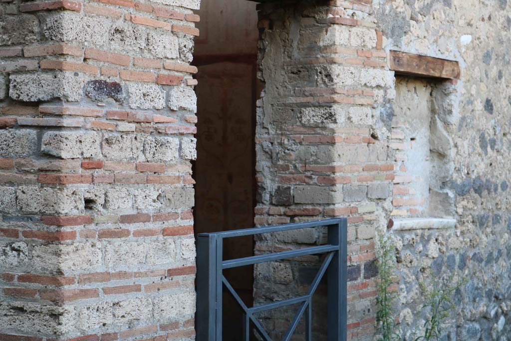 IX.5.16 Pompeii. December 2018. Entrance doorway to cubiculum f’ on west side of atrium. Photo courtesy of Aude Durand.

