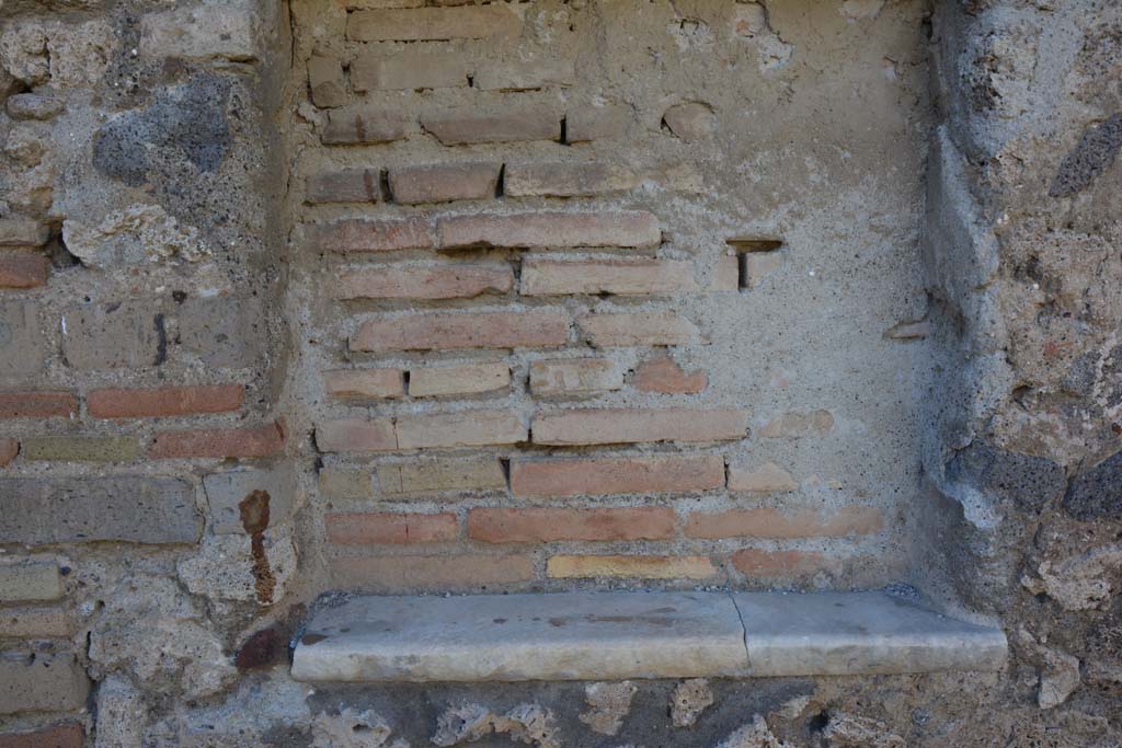 IX.5.16 Pompeii. March 2017. Room f’, detail of exterior of window in west wall of atrium, next to doorway into room f’. 
Foto Christian Beck, ERC Grant 681269 DÉCOR.

