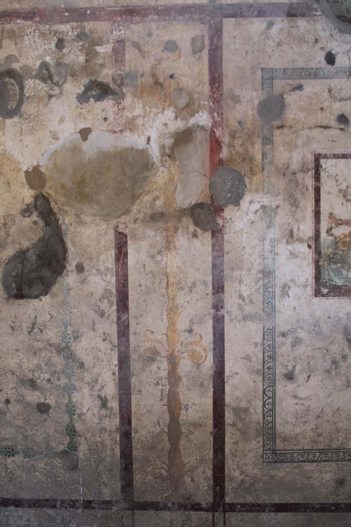 IX.5.16 Pompeii. May 2019. 
Room f’, painted candelabra in panel on south side of central painting.
Foto Christian Beck, ERC Grant 681269 DÉCOR.

