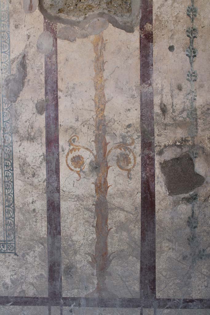 IX.5.16 Pompeii. May 2019. 
Room f’, detail of base of painted candelabra on north side of central painting on west wall.
Foto Christian Beck, ERC Grant 681269 DÉCOR.
