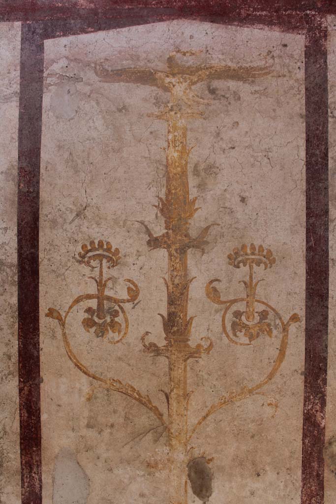 IX.5.16 Pompeii. May 2019. Room f’, detail of top of candelabra on north wall.
Foto Christian Beck, ERC Grant 681269 DÉCOR.

