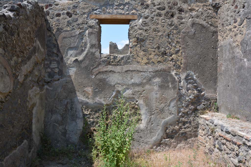 IX.5.17/6 Pompeii. May 2017. Room x, looking towards north wall in lower room with window overlooking garden u, of IX.5.6.
Foto Christian Beck, ERC Grant 681269 DCOR.
