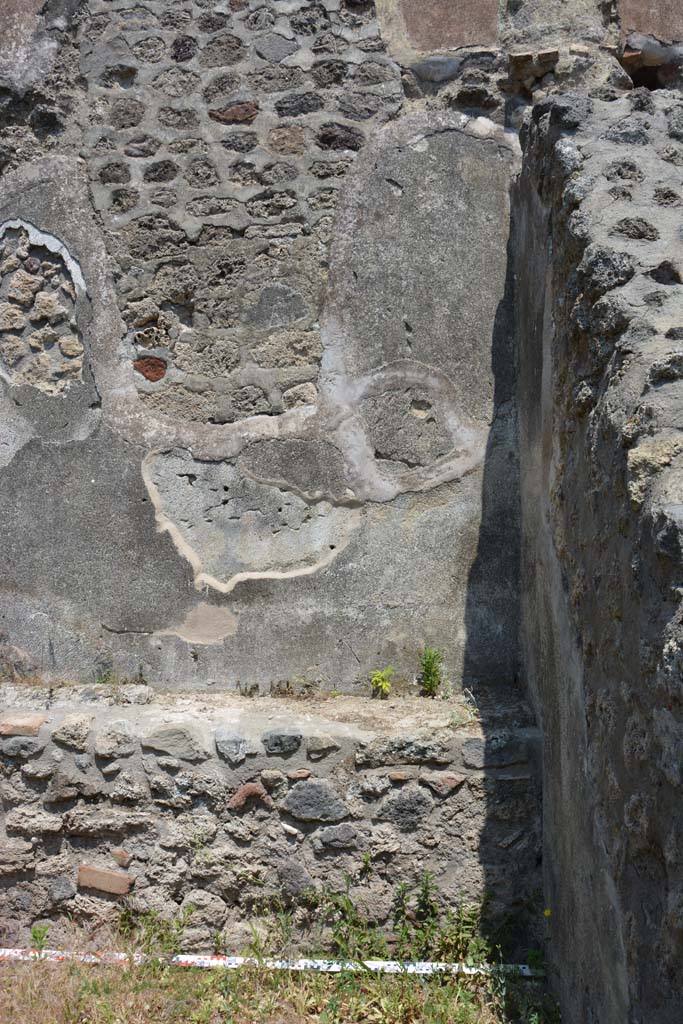 IX.5.17/6 Pompeii. May 2017. Room x, lower east wall in south-east corner.
Foto Christian Beck, ERC Grant 681269 DCOR.
