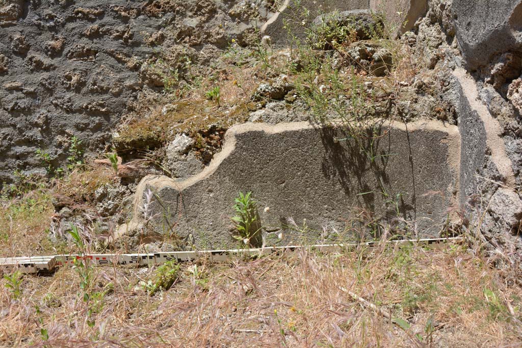 IX.5.6 Pompeii. May 2017. Room q, detail of lower wall on south side of base of steps.
Foto Christian Beck, ERC Grant 681269 DCOR.
