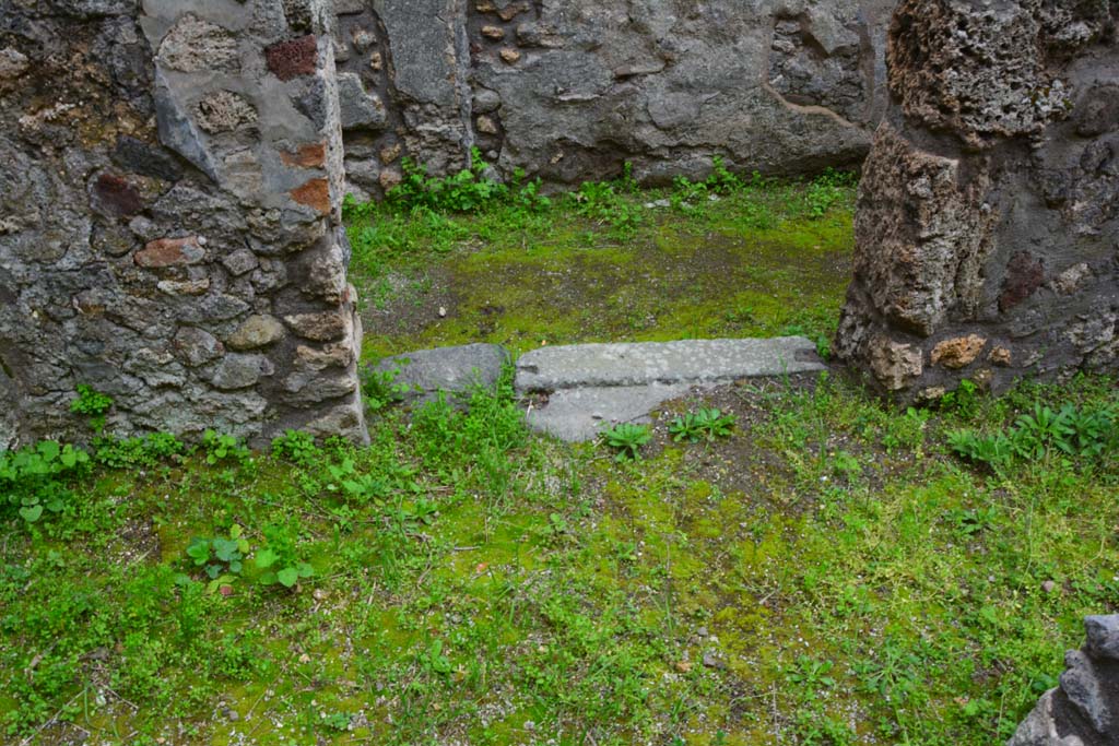IX.5.17/6 Pompeii. March 2017. Room q, looking towards doorway threshold in west wall to corridor y. 
Foto Christian Beck, ERC Grant 681269 DCOR.

