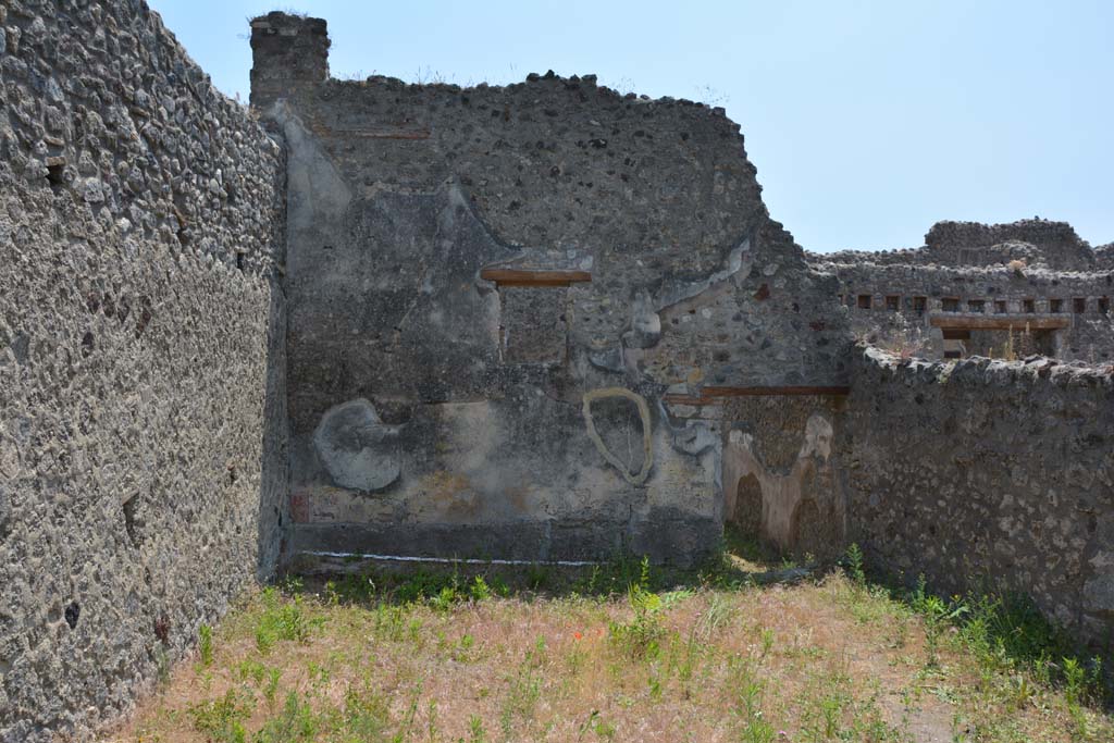 IX.5.6/17 Pompeii. May 2017. Room u, looking south across garden area towards doorway to rooms w, x and q, in IX.5.17.
Foto Christian Beck, ERC Grant 681269 DCOR.
