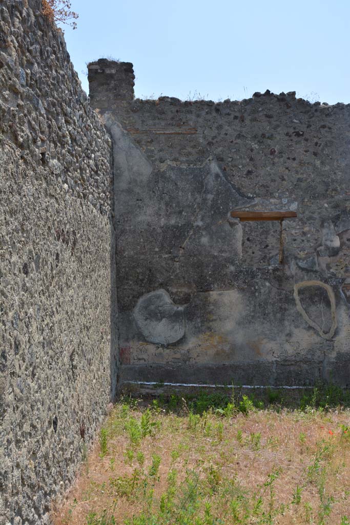 IX.5.6/17 Pompeii. May 2017. Room u, looking towards south-east corner of garden area with decorated wall. 
Foto Christian Beck, ERC Grant 681269 DCOR.

