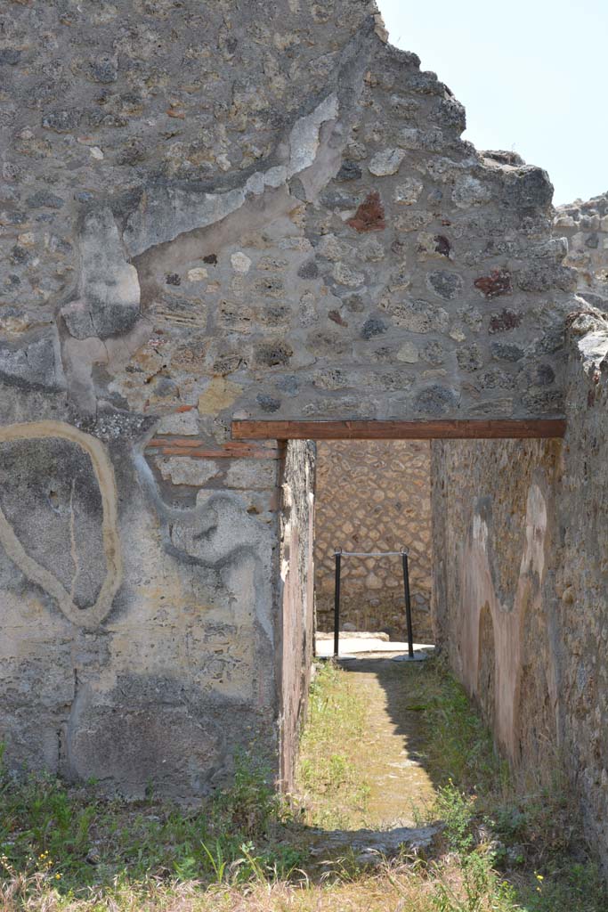 IX.5.6/17 Pompeii. May 2017. 
Room u, doorway in south-west corner of garden area leading into corridor y, of IX.5.17
Foto Christian Beck, ERC Grant 681269 DCOR.

