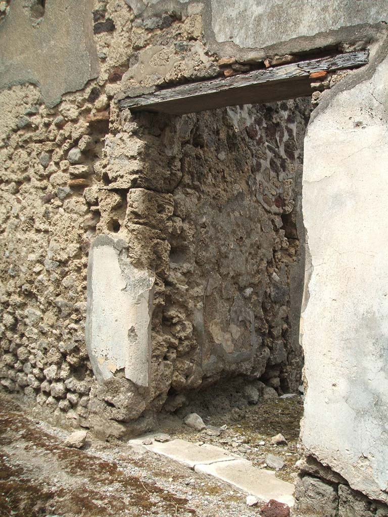 IX.5.6 Pompeii. May 2017. Room y, doorway threshold.
Foto Christian Beck, ERC Grant 681269 DÉCOR.
