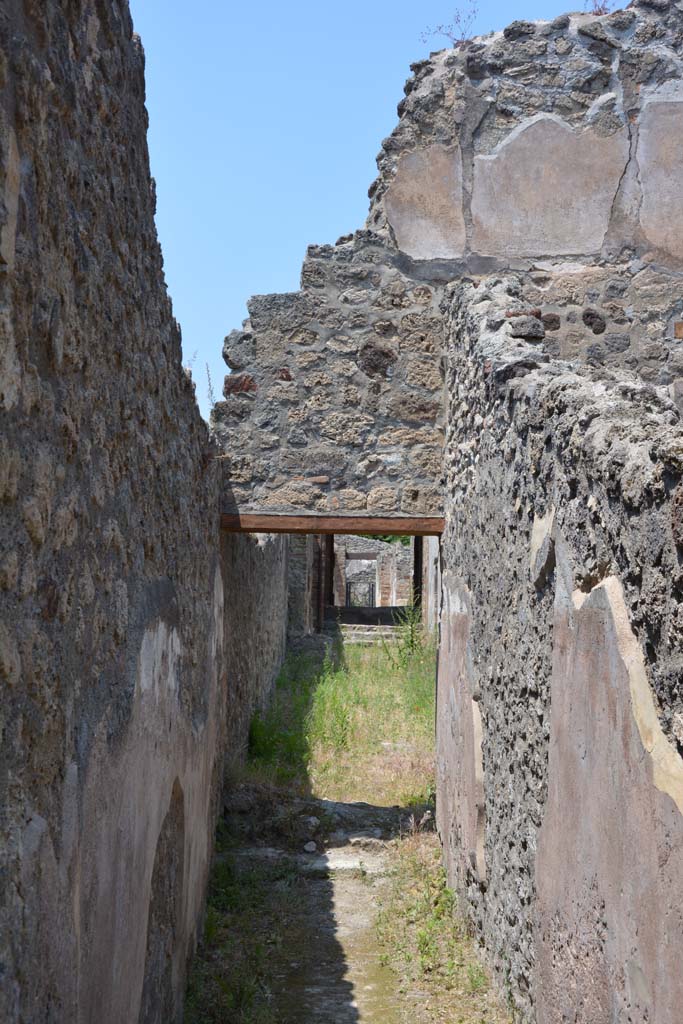 IX.5.6 Pompeii. May 2017. Room y, looking south along corridor y from garden area u.
Foto Christian Beck, ERC Grant 681269 DÉCOR.
