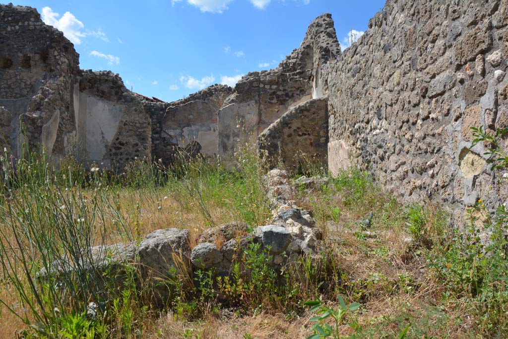 IX.5.18 Pompeii. May 2017. Room k, looking north towards remaining walls in north-east corner of atrium.
Foto Christian Beck, ERC Grant 681269 DÉCOR.
