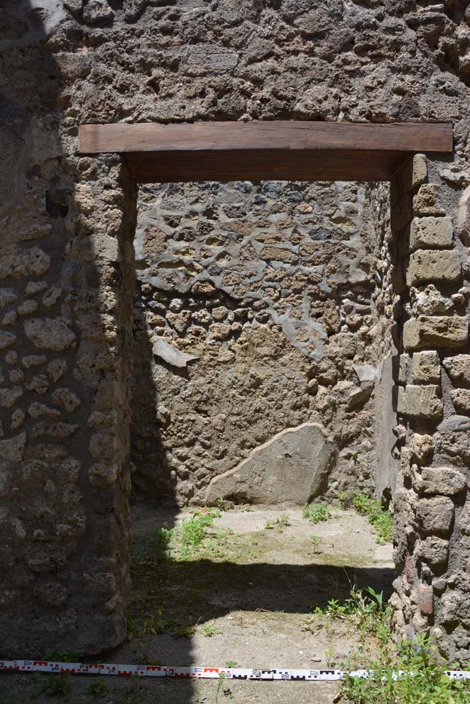 IX.5.18 Pompeii. May 2017. Room “q”, looking north through doorway to room “t”.
Foto Christian Beck, ERC Grant 681269 DÉCOR.


