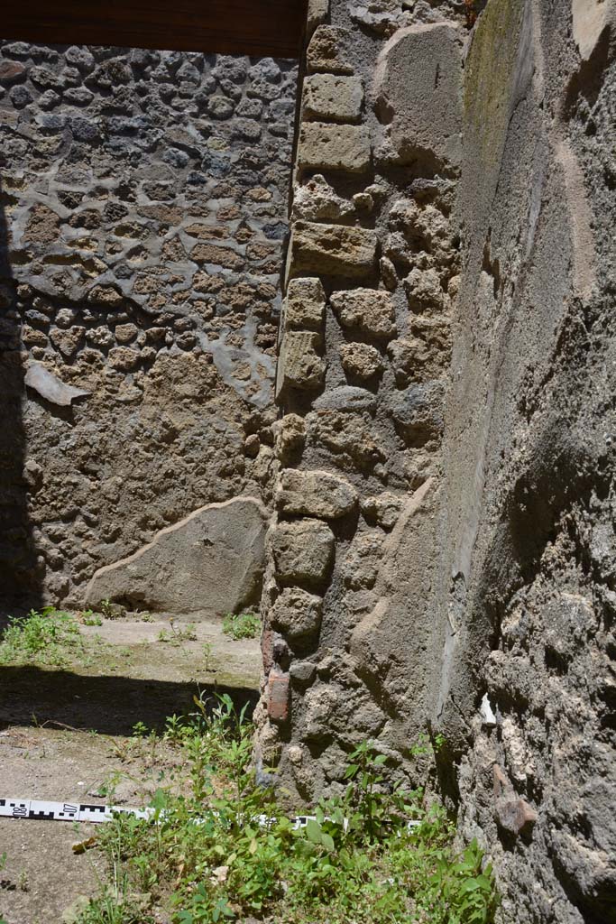 IX.5.18 Pompeii. May 2017. Room “q”, pilaster on east side of doorway to room “t”.
Foto Christian Beck, ERC Grant 681269 DÉCOR.

