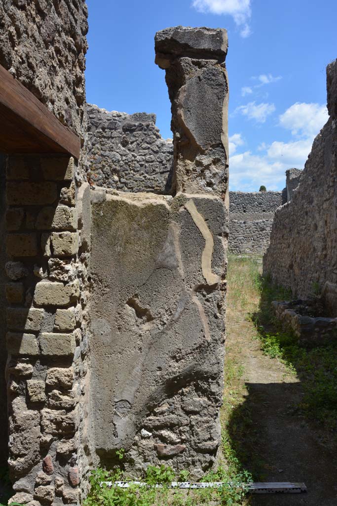 IX.5.18 Pompeii. May 2017. 
Room “q”, looking east from outside doorway to room “t”, towards window in room “s”.
Foto Christian Beck, ERC Grant 681269 DÉCOR.

