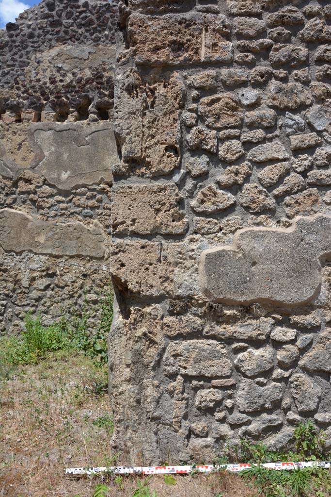 IX.5.18 Pompeii. May 2017. 
Room “q”, looking north to doorway to room “r”, on left, and wall on its east side.
Foto Christian Beck, ERC Grant 681269 DÉCOR.

