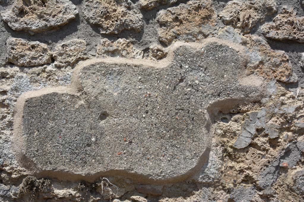 IX.5.18 Pompeii. May 2017. Room “q”, detail of remaining stucco on east side of doorway to room “r”.
Foto Christian Beck, ERC Grant 681269 DÉCOR.


