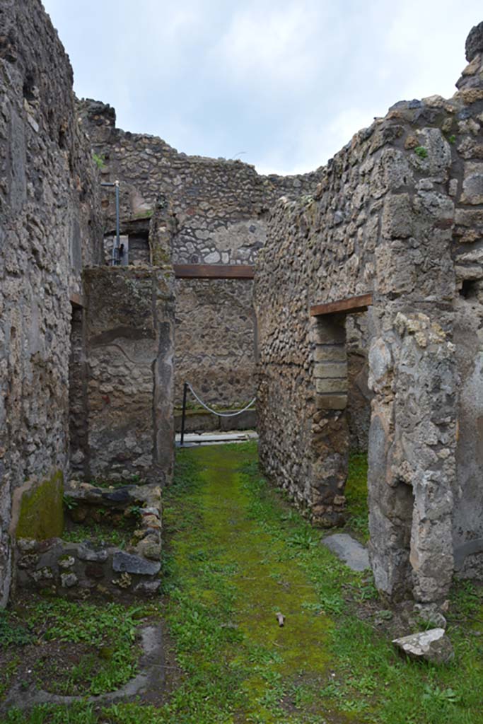 IX.5.18 Pompeii. March 2018. Corridor “q”, looking west to entrance at IX.5.21.
Foto Annette Haug, ERC Grant 681269 DÉCOR.
