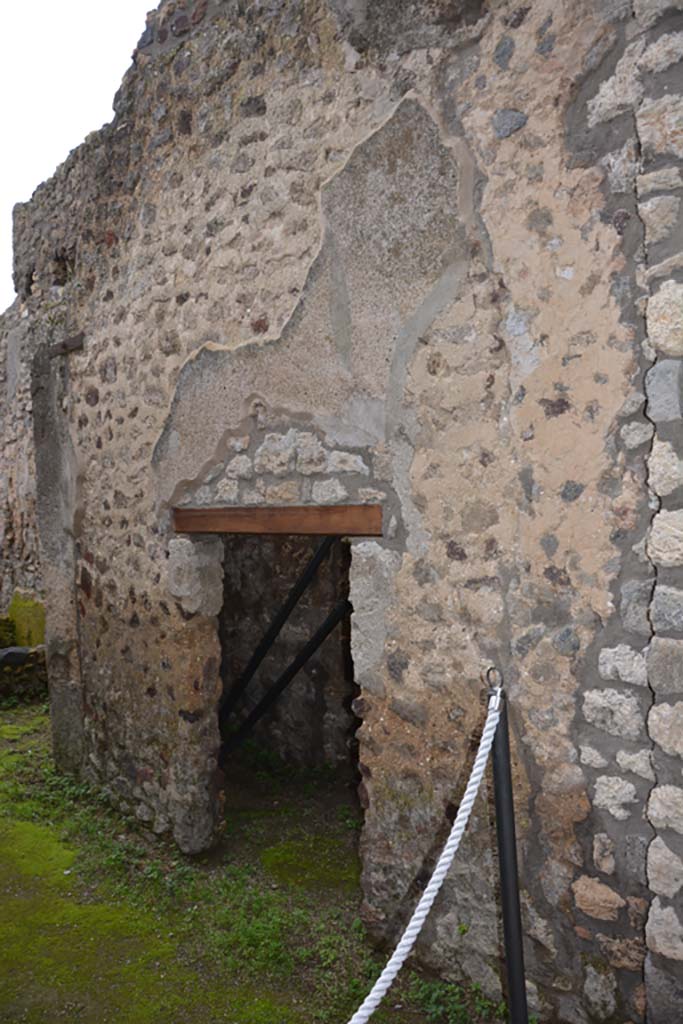 IX.5.18 Pompeii. March 2018. 
Corridor “q”, looking towards doorway to room “v”, on south side of corridor.
Foto Annette Haug, ERC Grant 681269 DÉCOR
