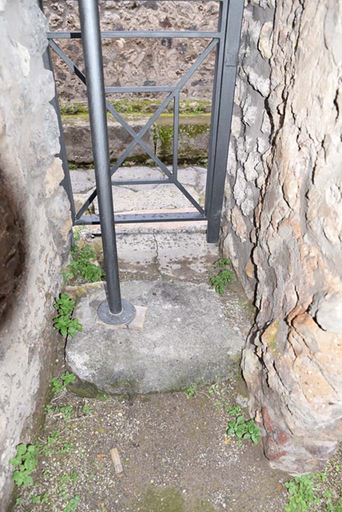 IX.5.18 Pompeii. March 2018.  
Room “v”, looking west through doorway at IX.5.20 onto Vicolo di Tesmo.
Foto Annette Haug, ERC Grant 681269 DÉCOR.

