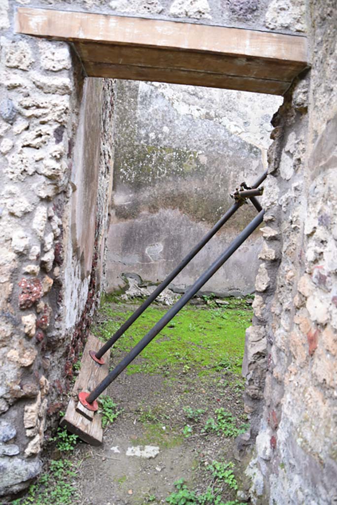 IX.5.18 Pompeii. March 2018.  Room “u”, looking south through doorway from corridor “q”.
Foto Annette Haug, ERC Grant 681269 DÉCOR.

