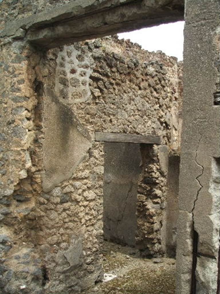 IX.5.18 Pompeii. May 2005. Doorway to room t, latrine, taken from entrance at IX.5.21.