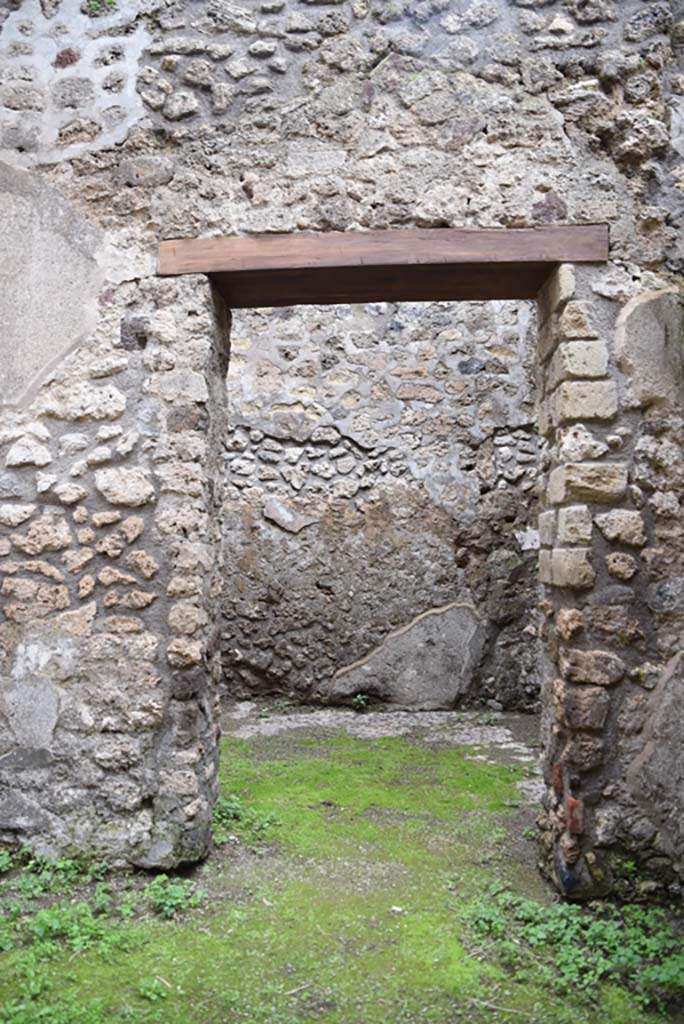 IX.5.18 Pompeii. March 2018.  Room “t”, looking north through doorway from corridor “q”. 
Foto Annette Haug, ERC Grant 681269 DÉCOR.

