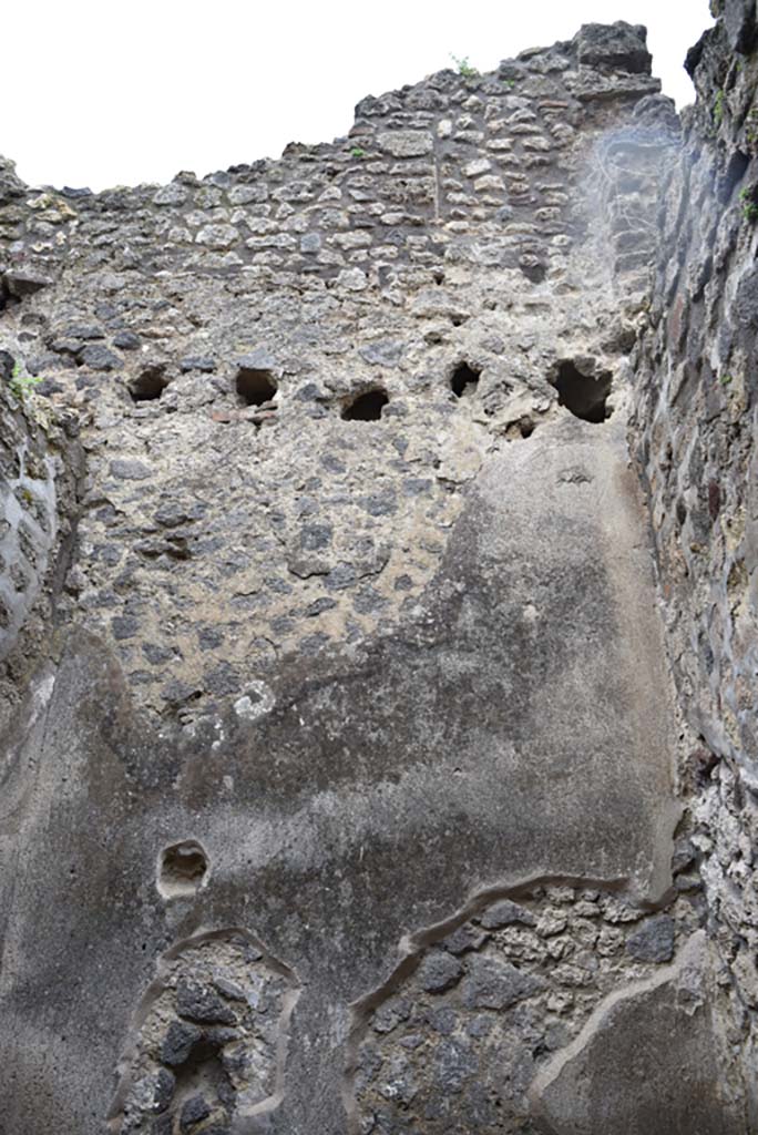 IX.5.18 Pompeii. March 2018.  
Room “t”, upper west wall with holes for support beams for an upper floor.
Foto Annette Haug, ERC Grant 681269 DÉCOR.
