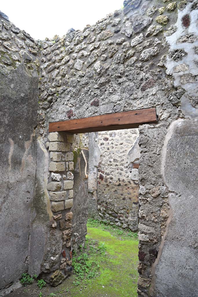 IX.5.18 Pompeii. March 2018.  Room “t”, south wall with doorway to corridor “q”.
Foto Annette Haug, ERC Grant 681269 DÉCOR.
