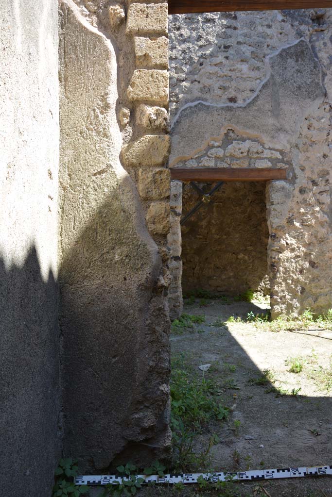 IX.5.18 Pompeii. May 2017. 
Room “t”, looking south from south-east corner across corridor q, towards doorway into room v.
Foto Christian Beck, ERC Grant 681269 DÉCOR.
