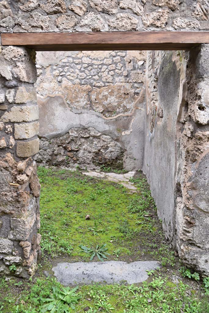 IX.5.18 Pompeii. March 2018. 
Room “s”, looking north across doorway threshold from corridor “q”.
Foto Annette Haug, ERC Grant 681269 DÉCOR.
