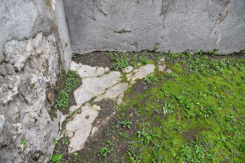 IX.5.18 Pompeii. March 2018.  Room “s”, north-east corner with remains of flooring.
Foto Annette Haug, ERC Grant 681269 DÉCOR.
