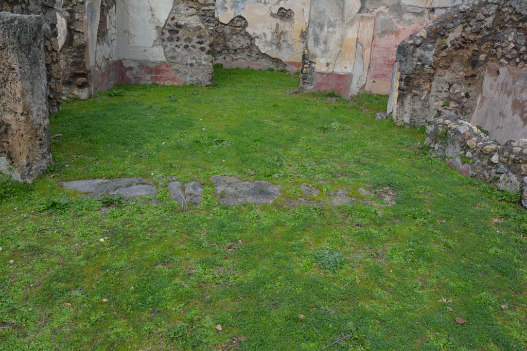 IX.5.18 Pompeii. March 2018. Room “l” (L), looking north across threshold from atrium “b”.
Foto Annette Haug, ERC Grant 681269 DÉCOR.
