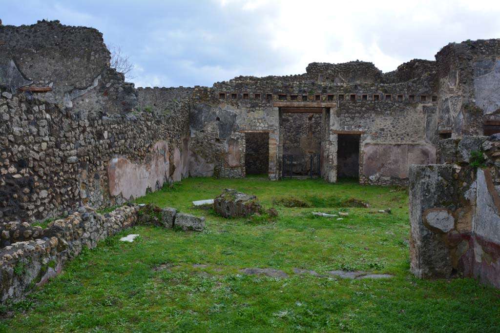 IX.5.18 Pompeii. March 2018. Room “l” (L), looking south across doorway threshold into an area on north side of atrium “b”.
Foto Annette Haug, ERC Grant 681269 DÉCOR.
