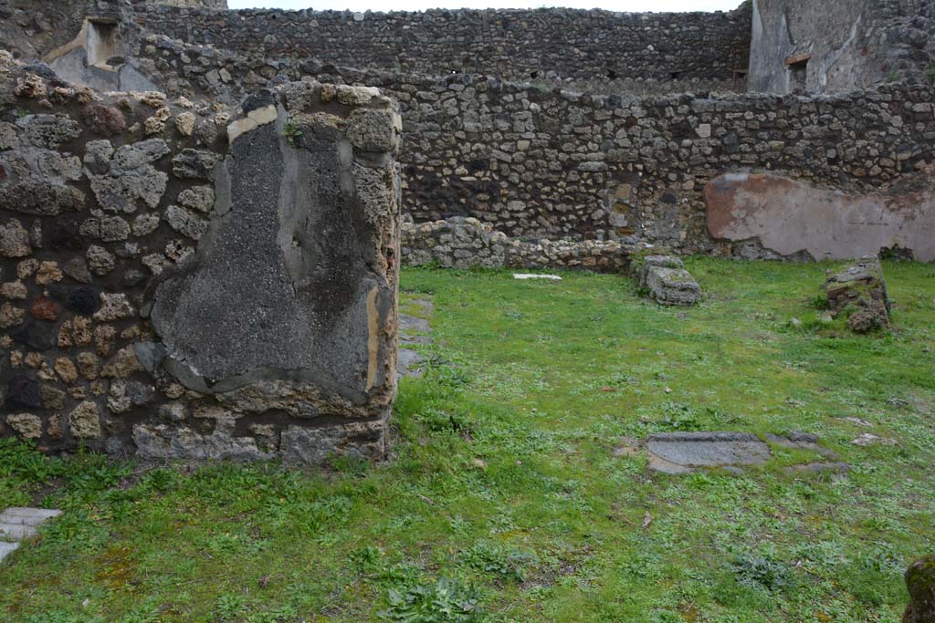 IX.5.18 Pompeii. March 2018.  Room “l” (L), looking east across south side of threshold, in centre.
Foto Annette Haug, ERC Grant 681269 DÉCOR.

