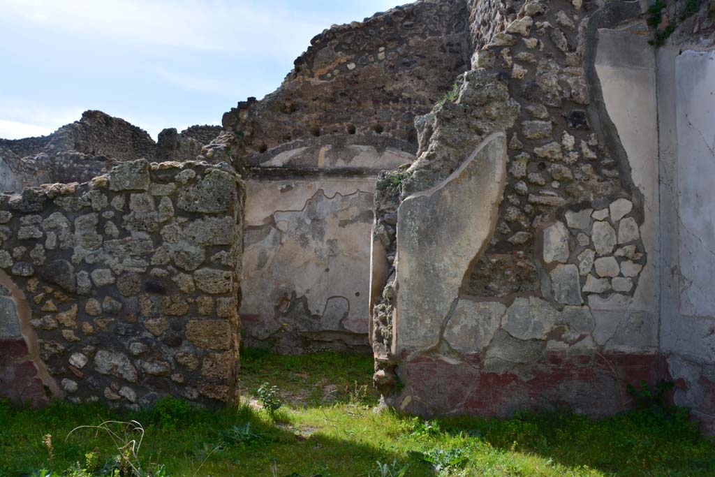 IX.5.18 Pompeii. March 2017. Room l (L), doorway to room p in west wall.
Foto Christian Beck, ERC Grant 681269 DÉCOR.
