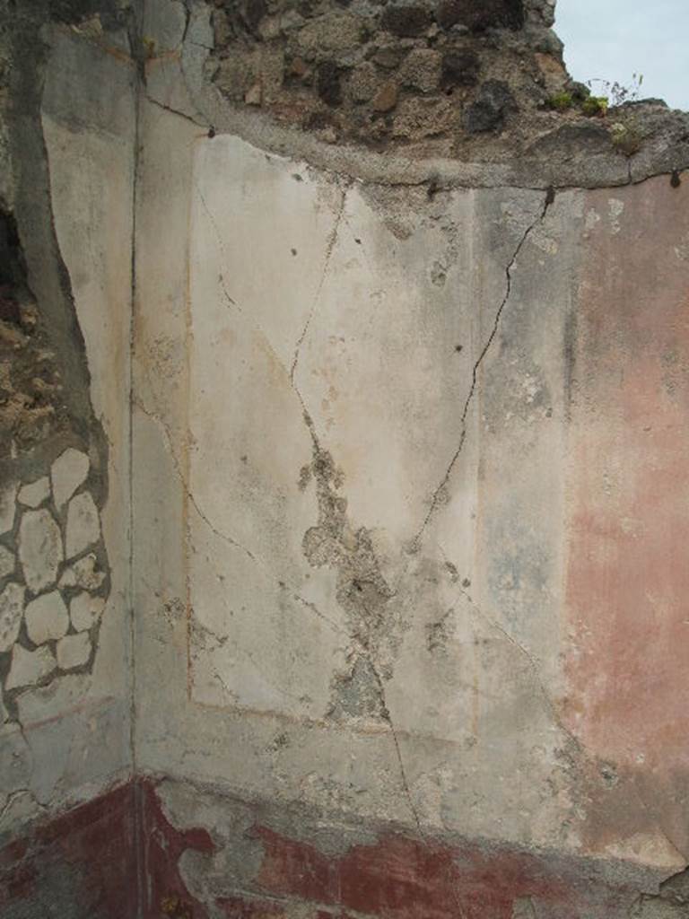IX.5.18 Pompeii.  May 2005.  Room l.  Room to the south of Oecus in north east corner. Remains of painted plaster in north west corner.