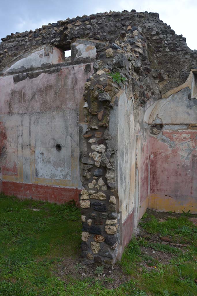 IX.5.18 Pompeii. March 2018. Room “l” (L), looking east towards north-east corner, on right.
Foto Annette Haug, ERC Grant 681269 DÉCOR.
