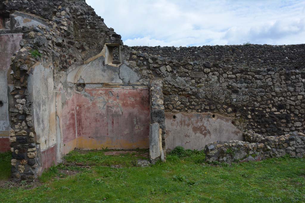 IX.5.18 Pompeii. March 2018. 
Room “l” (L), looking towards rooms on east side, room “n”, on left, and room “m”, on right. 
Foto Annette Haug, ERC Grant 681269 DÉCOR.
