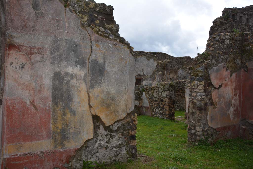 IX.5.18 Pompeii. March 2018. Room “o”, looking towards south wall on east side of doorway, on left.
Foto Annette Haug, ERC Grant 681269 DÉCOR.


