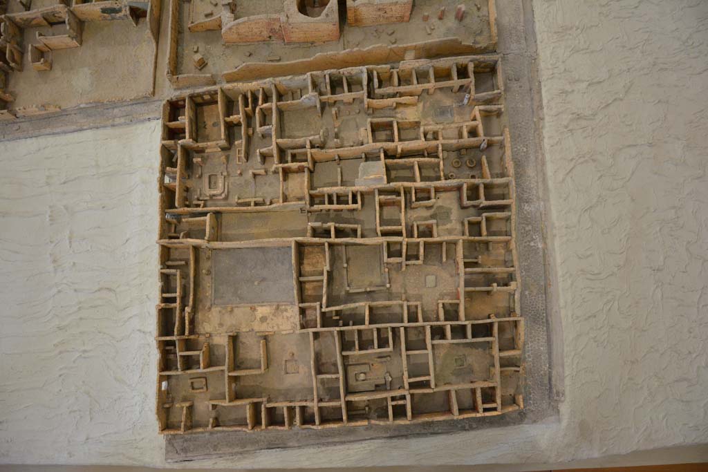 IX.5, Pompeii. July 2017. Overview of insula, with IX.5.18/19, linked to 20/21 in top left hand corner. 
Extract from cork model in Naples Archaeological Museum.
Foto Annette Haug, ERC Grant 681269 DÉCOR.
