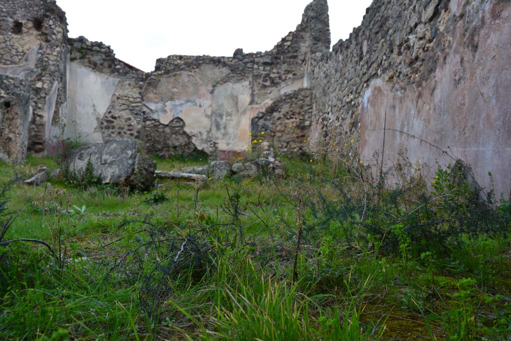 IX.5.18 Pompeii. March 2017. Room b, looking north across east side of atrium/garden from near doorway to room h.
Foto Christian Beck, ERC Grant 681269 DÉCOR.
