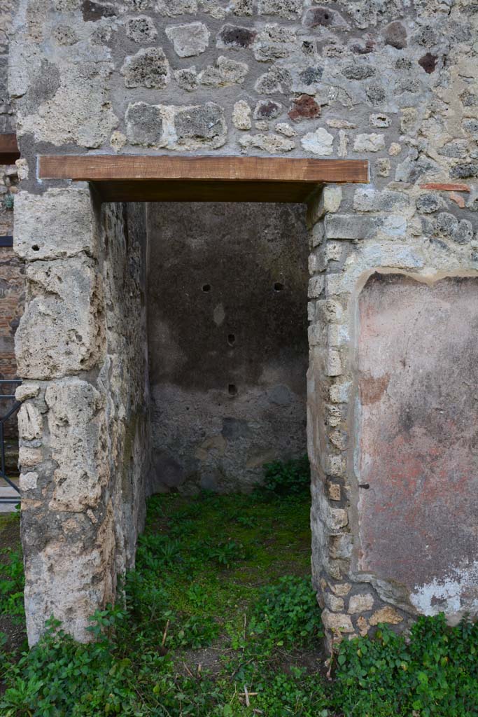 IX.5.18 Pompeii. March 2017. Room c, looking south through doorway. 
Foto Christian Beck, ERC Grant 681269 DÉCOR.
