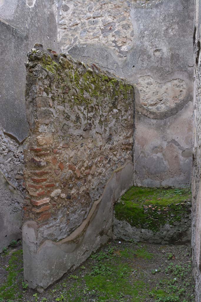 IX.5.18 Pompeii. March 2018. Room “c”, looking towards bench at west end.
Foto Annette Haug, ERC Grant 681269 DÉCOR.
